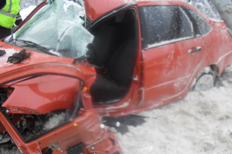 Lada Granta налетела на препятствие. Водителя вырезали из машины