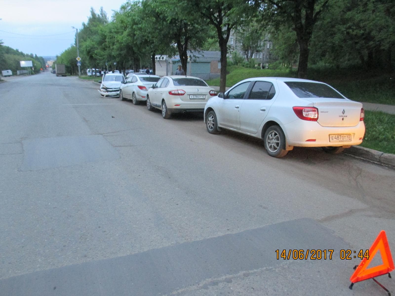 Пьяный водитель врезался в ЛЭП и несколько машин