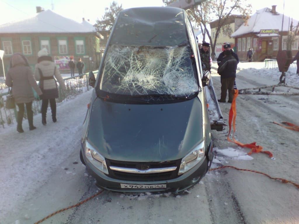 Женщина на Granta съехала в кювет и перевернулась