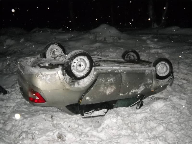 На трассе Киров - Советск в кювет съехала Lada Granta