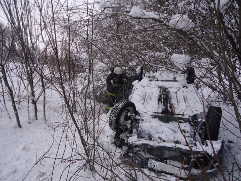 Две женщины на Lada Granta опрокинулись в кювет