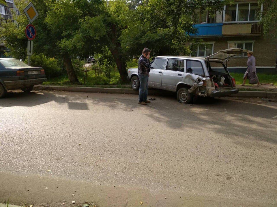 Volkswagen Jetta вытолкнул «Жигули» с дороги на улице Грибоедова