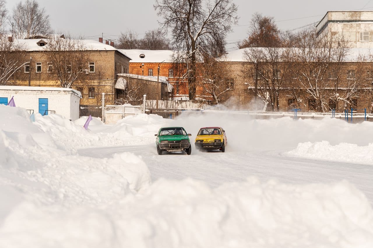 Разбитые тачки в сугробах и снежный буран: как прошли заезды в Слободском