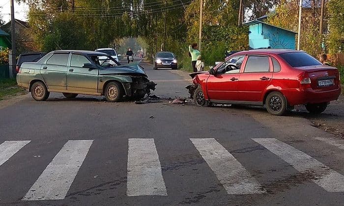 В Лузе водитель на “десятке” выехал на встречную полосу и совершил столкновение с “Калиной”