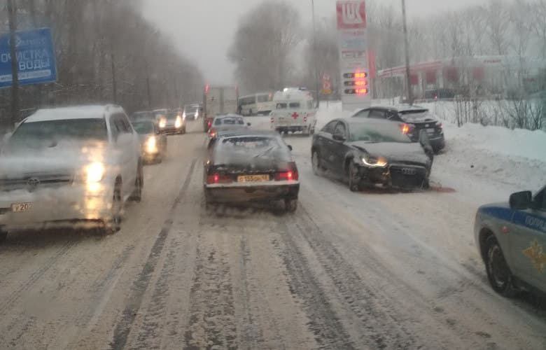 На дамбе Макарья Audi врезалась во встречный рейсовый автобус