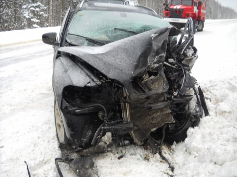 На трассе Яранск - Нижний Новгород лоб в лоб сошлись BMW X5 и Renault