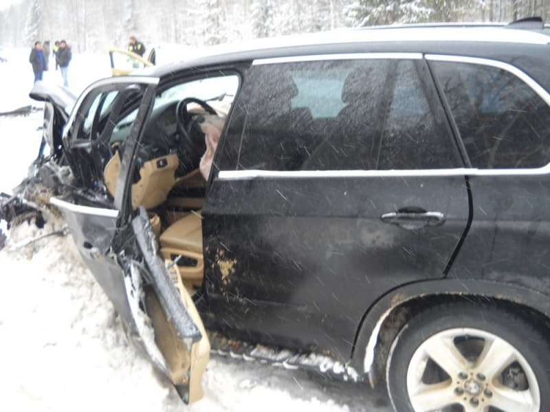 На трассе Яранск - Нижний Новгород лоб в лоб сошлись BMW X5 и Renault