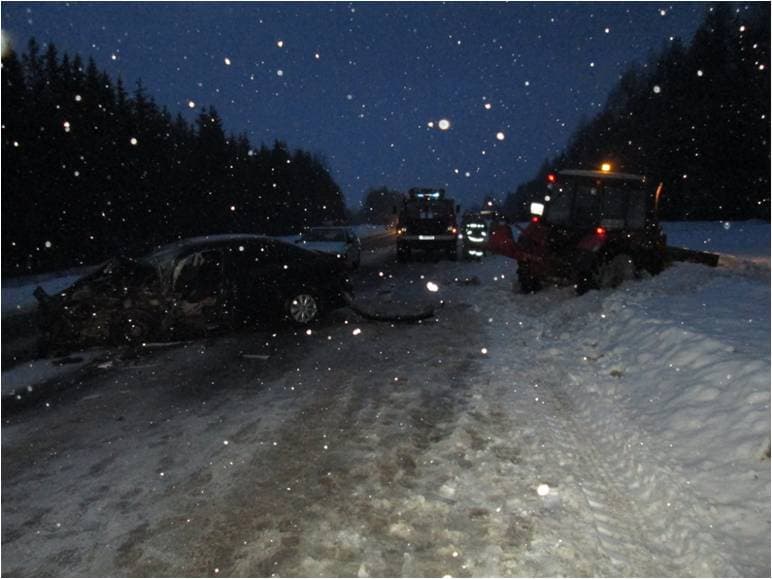 Хотел обогнать трактор и врезался в лесовоз - ДТП в Бурмакино