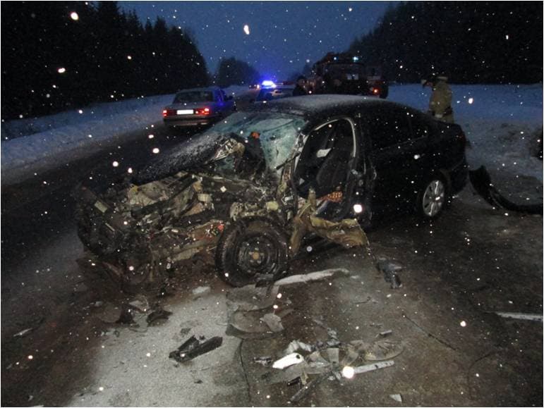 Хотел обогнать трактор и врезался в лесовоз - ДТП в Бурмакино