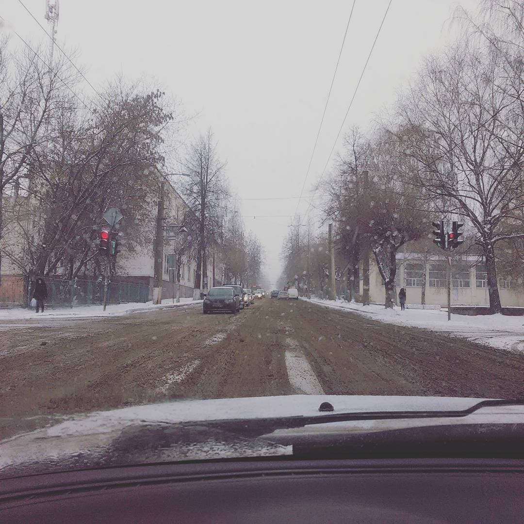 Снег затормозил кировских водителей