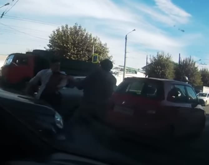 На Воровского водитель избил другого дубиной