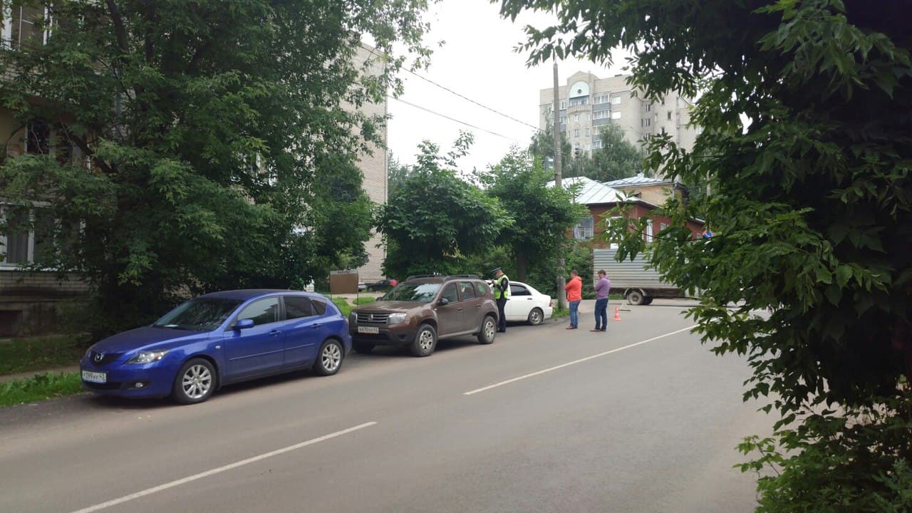 «Приора» сбила мотоциклиста - двойная авария на Свободы