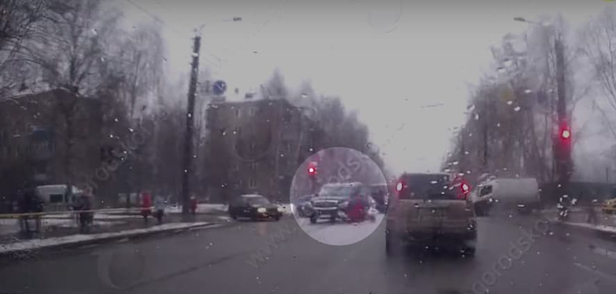 На Попова Infinity сбил женщину