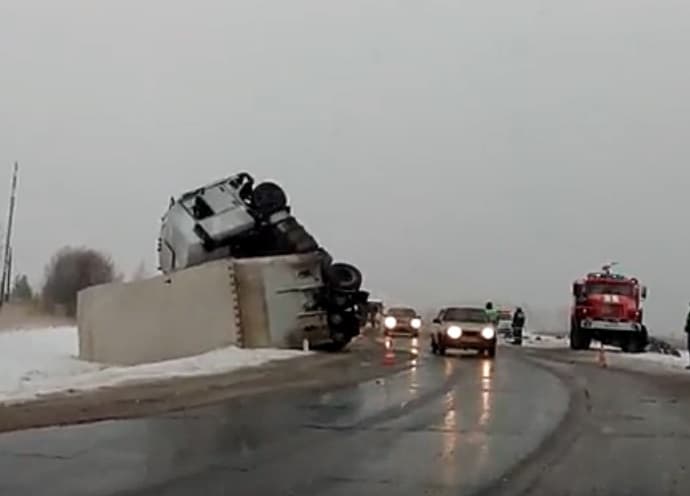 ДТП в Яранском районе: перевернулся большегруз, погибла женщина