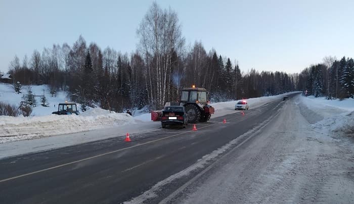 В Сунском районе «семерка» столкнулась с трактором: пострадала пенсионерка