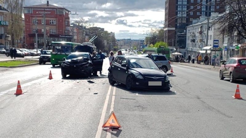 Стали известны подробности ДТП с тремя иномарками на улице Воровского в Кирове