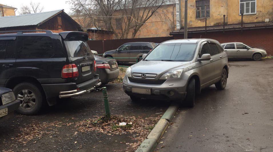 «Меня заперли на парковке». Что делать?