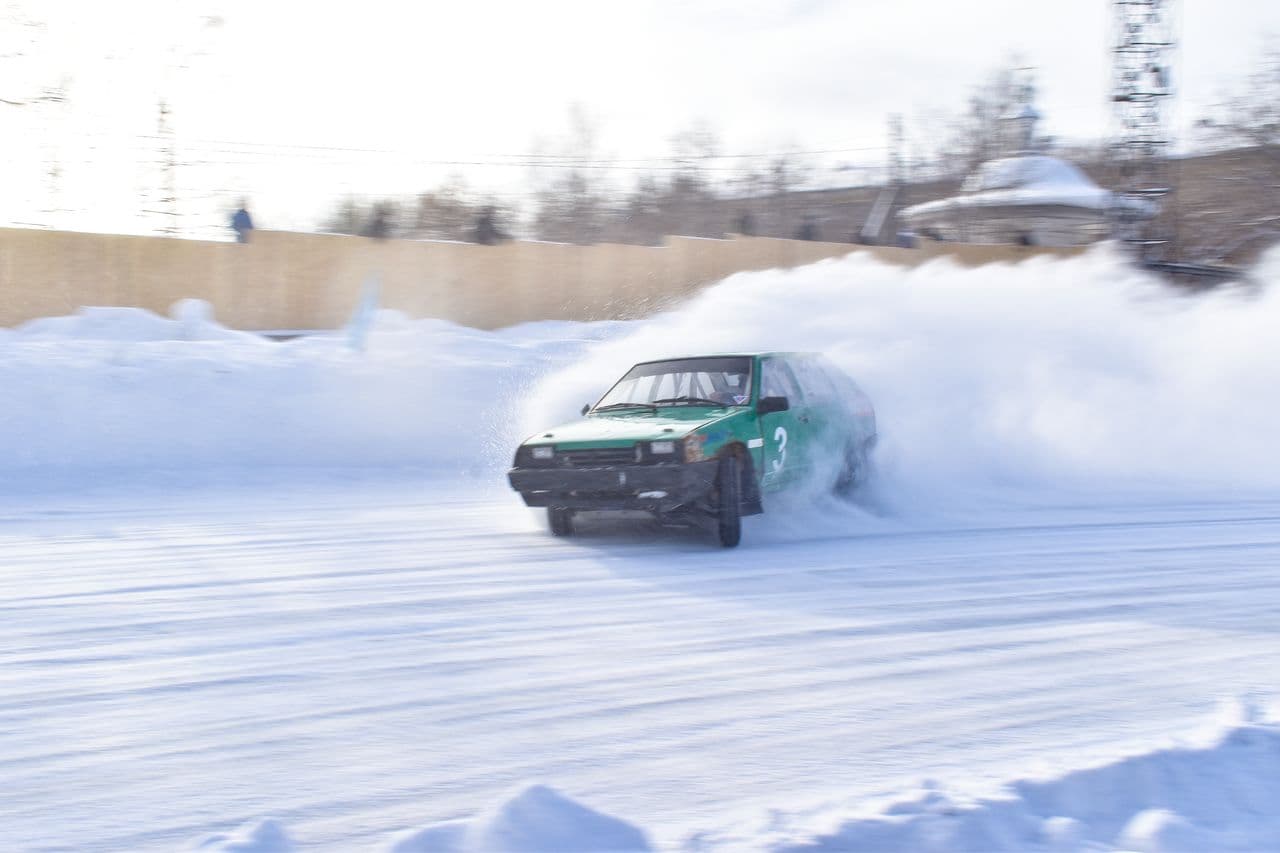 В выходные в Слободском гонщики устроили снежную бурю