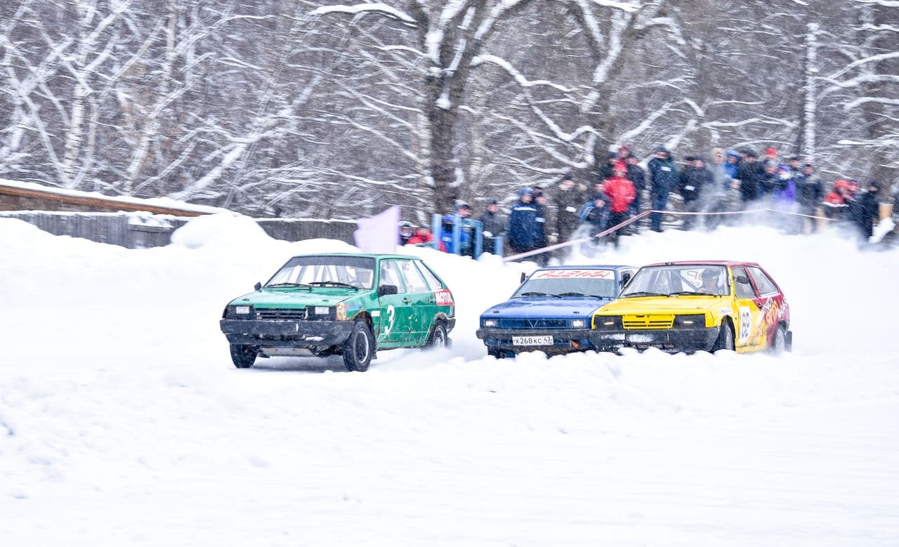 В выходные в Слободском гонщики устроили снежную бурю
