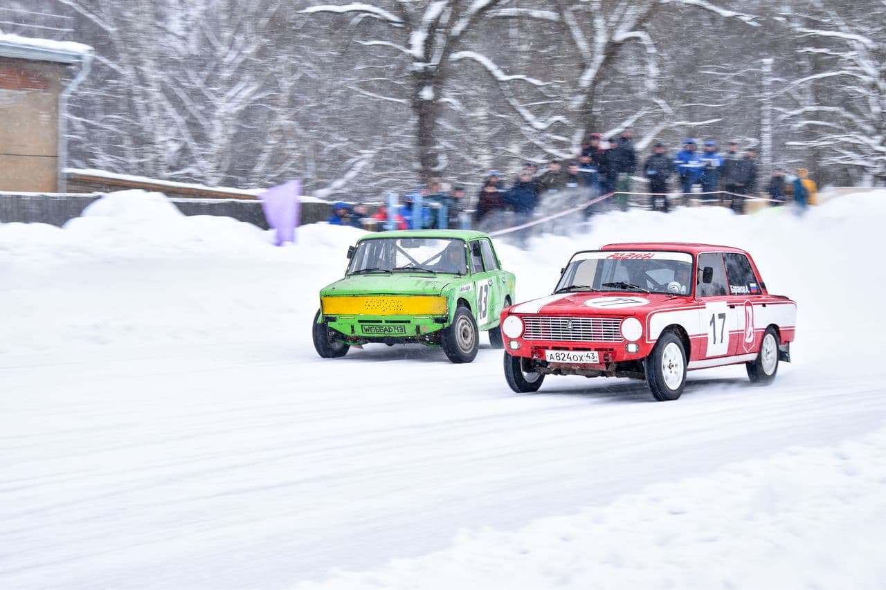 В выходные в Слободском гонщики устроили снежную бурю