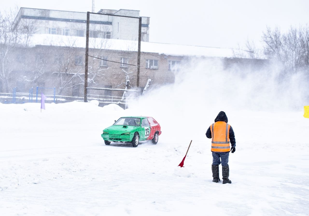 В выходные в Слободском гонщики устроили снежную бурю