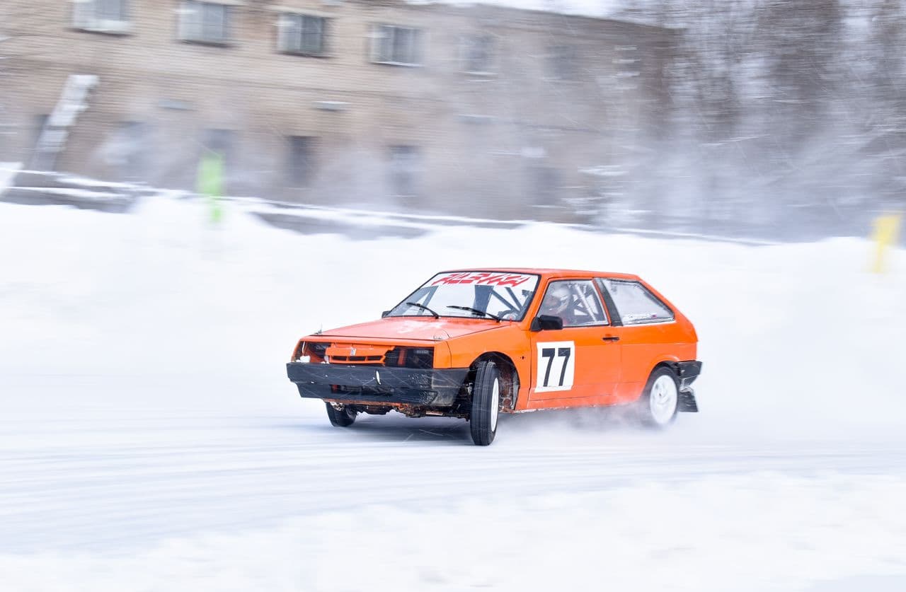 В выходные в Слободском гонщики устроили снежную бурю