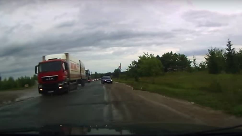 Обгон едва не закнчился серьезной аварией