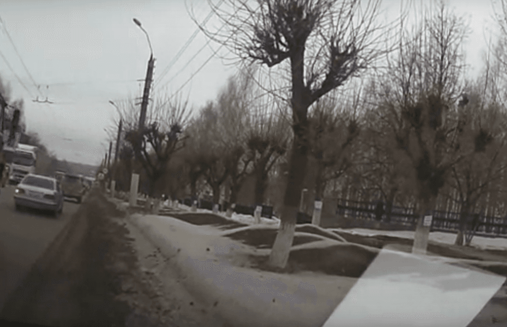 В Кирове "Камаз" вытолкнул легковушку на сугроб