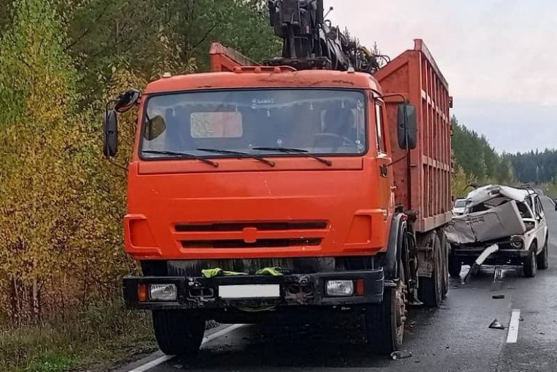 В ДТП с КамАЗом погибла женщина под Омутнинском