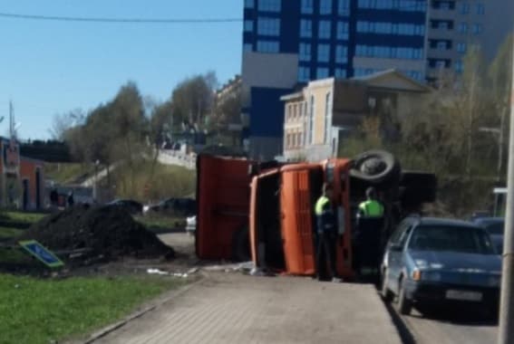 На улице Заводской опрокинулся КамАЗ