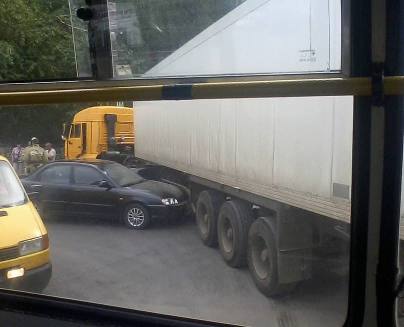 Выезд из Кирова по Щорса перекрыт из-за ДТП