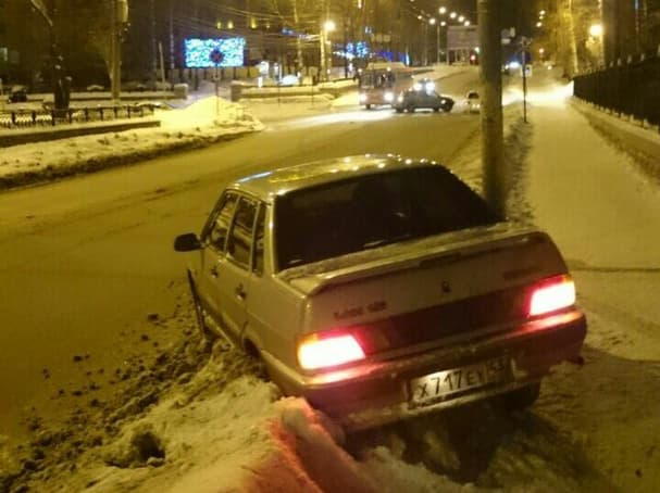 Таксист поспешил - авария у ботанического сада