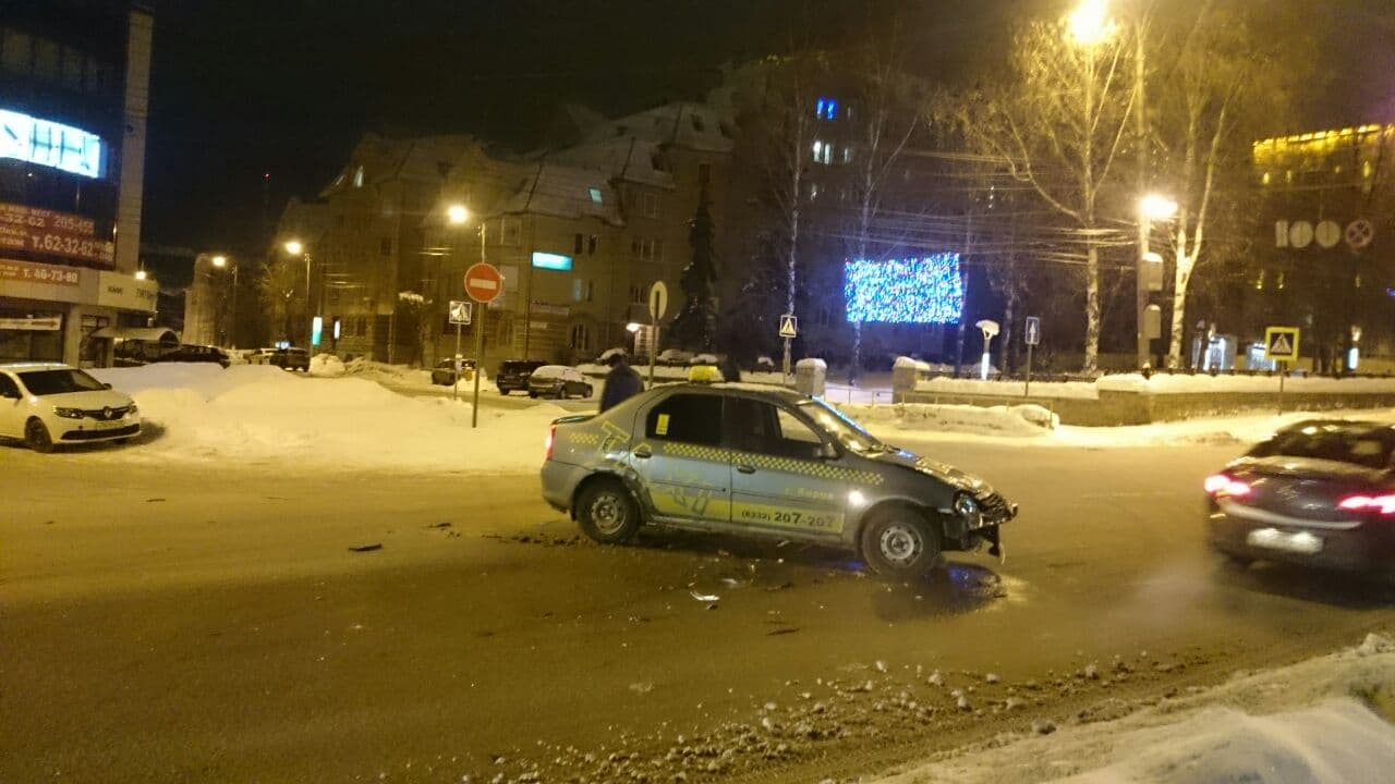 Таксист поспешил - авария у ботанического сада