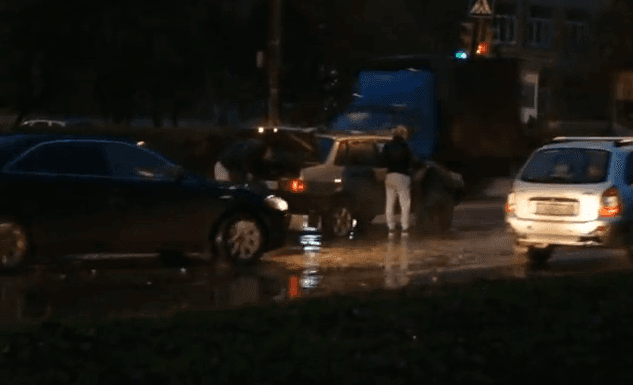 Воровского разбита. Автомобили пробивают колёса в ямах