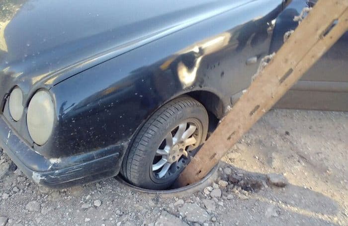 По Кирову катаются автомобильные колеса, а “Мерседесы” залетают в открытые люки