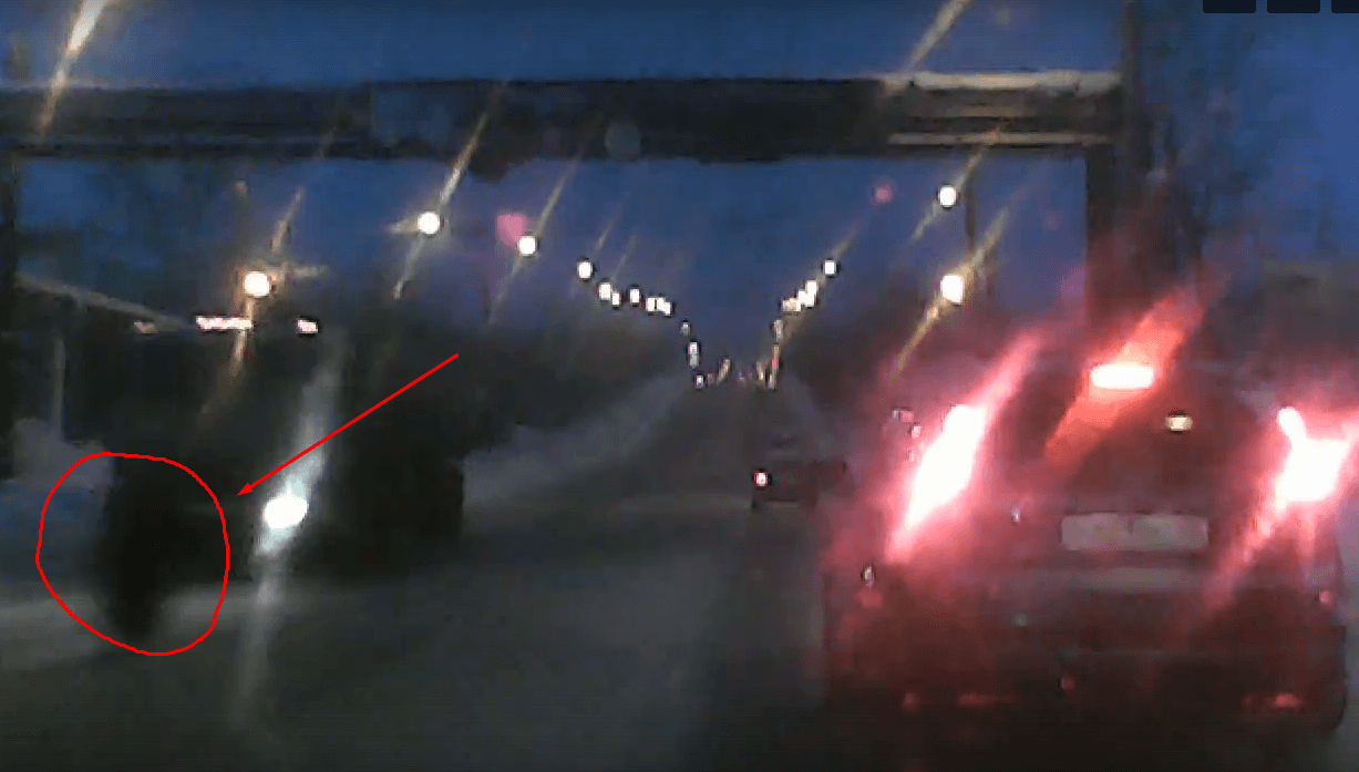 На Луганской у грузовика отпало колесо и покатилось по дороге