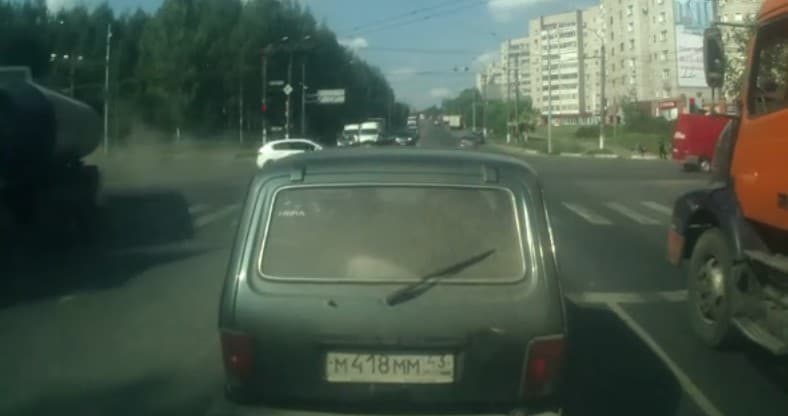 У грузовика в Кирове лопнуло колесо