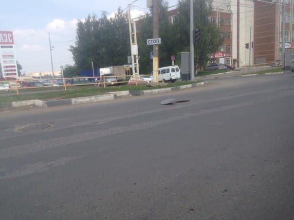 Открытый люк на Воровского стал причиной мотоаварии в Кирове