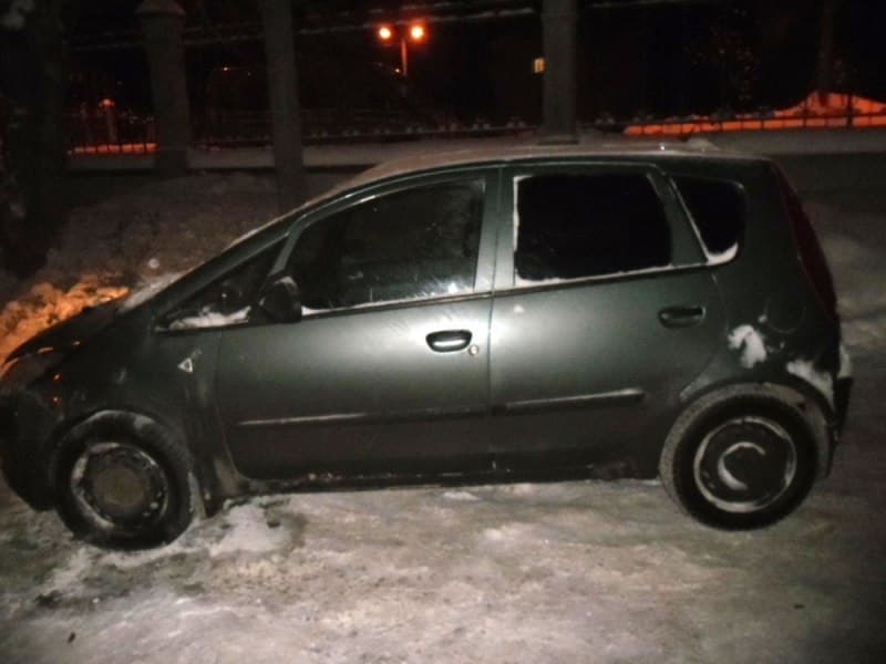 На Хлыновской во дворе дома загорелся Mitsubishi Colt