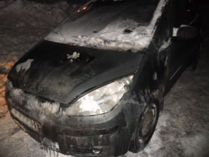 На Хлыновской во дворе дома загорелся Mitsubishi Colt