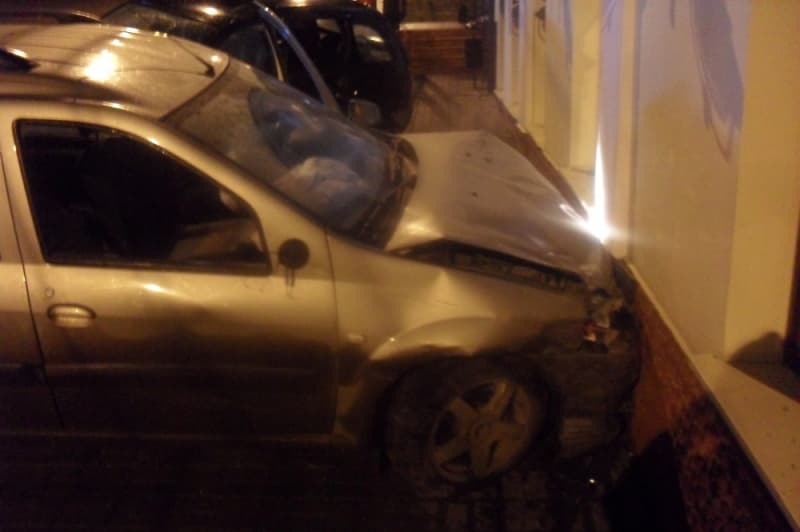  3 автомобиля раскидало по тротуарам после столкновения у «Конюшни»