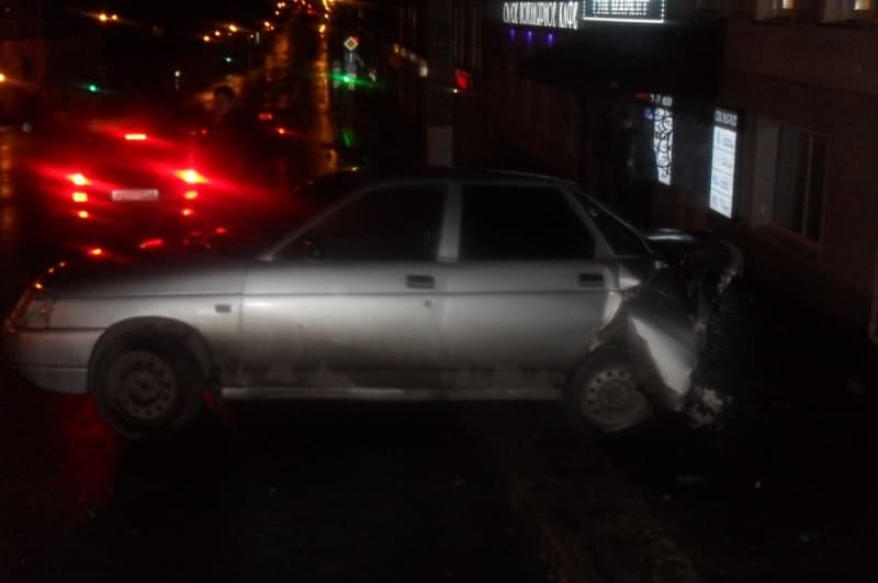  3 автомобиля раскидало по тротуарам после столкновения у «Конюшни»