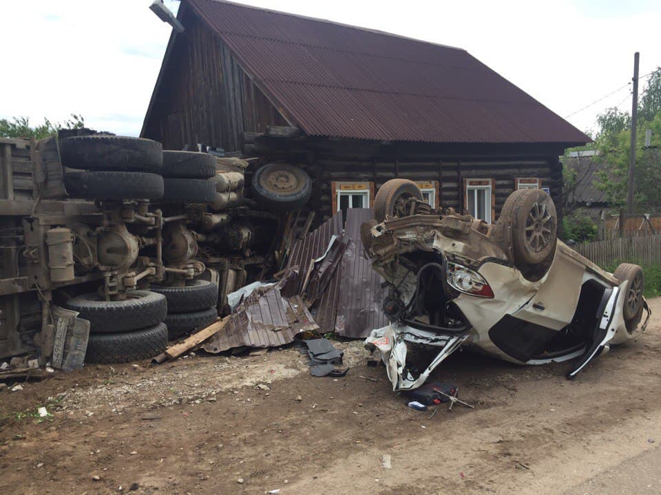 На Спасской у лесовоза отказали тормоза: 1 человек погиб, 2 пострадали