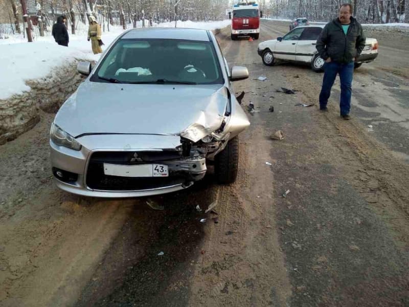 В Чепецке водитель Lancer не дал выехать коллеге на дорогу