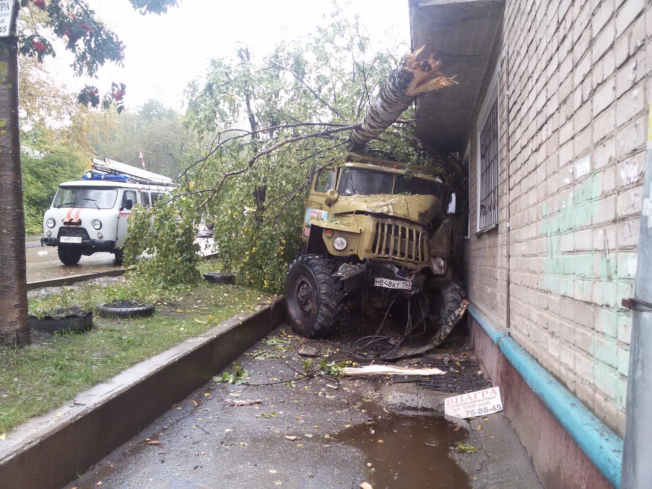 В Кирове «Урал» уходя от столкновения задавил женщину и врезался в дом