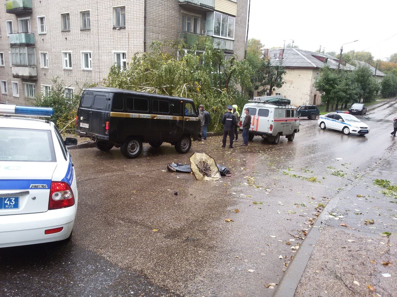 В Кирове «Урал» уходя от столкновения задавил женщину и врезался в дом