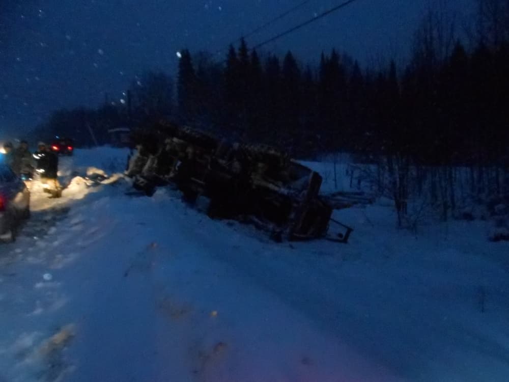 В Омутнинском районе перевернулся груженный лесовоз