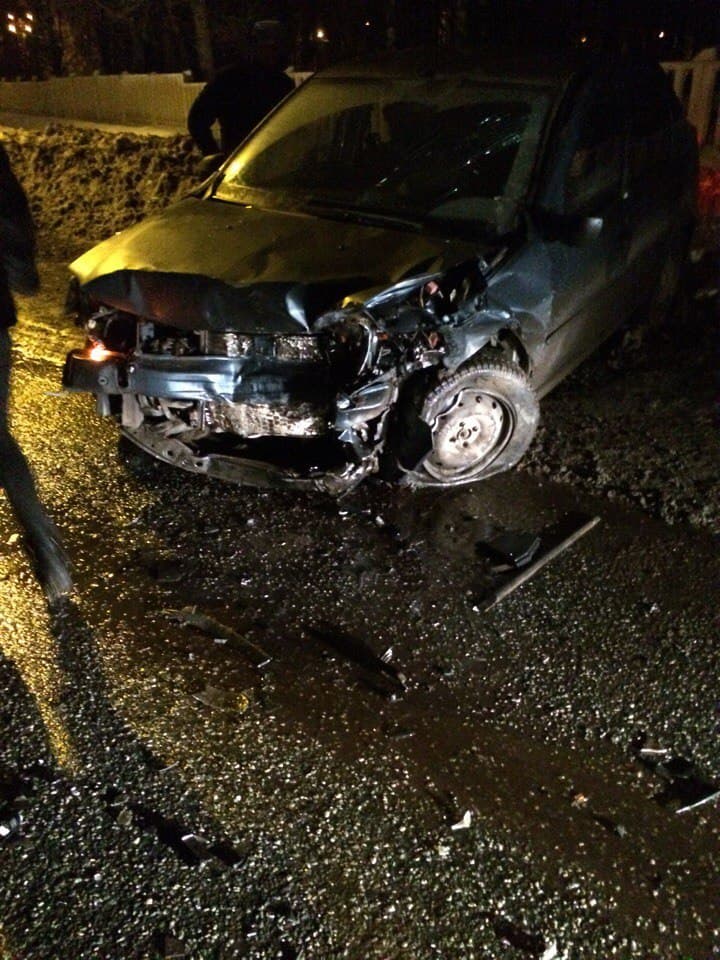 Водитель на «99» врезался в Logan на дамбе Макарья