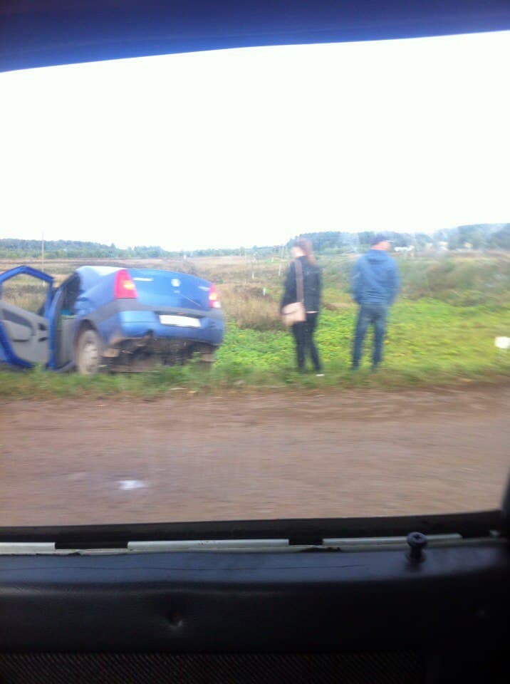 Карма? Припаркованный на тротуаре Nissan попал в серьезную аварию