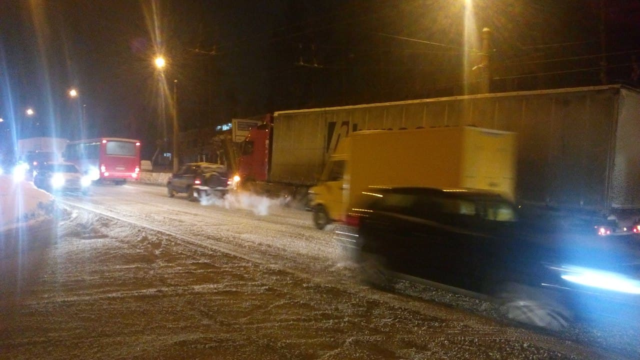 Буксуем. Большегрузы не могли заехать в гору на Луганской